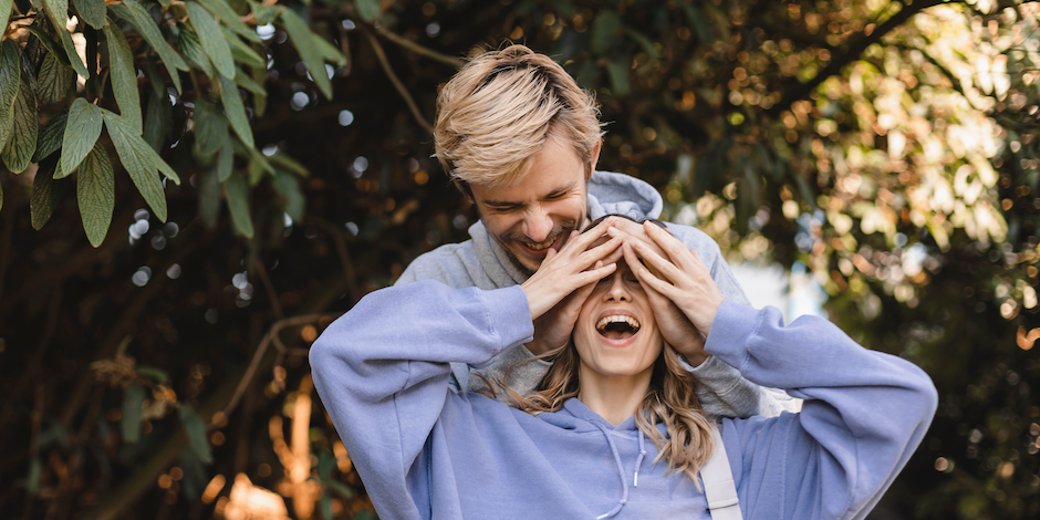Nieuw onderzoek: Kleding van je vriend dragen is hartstikke gezond